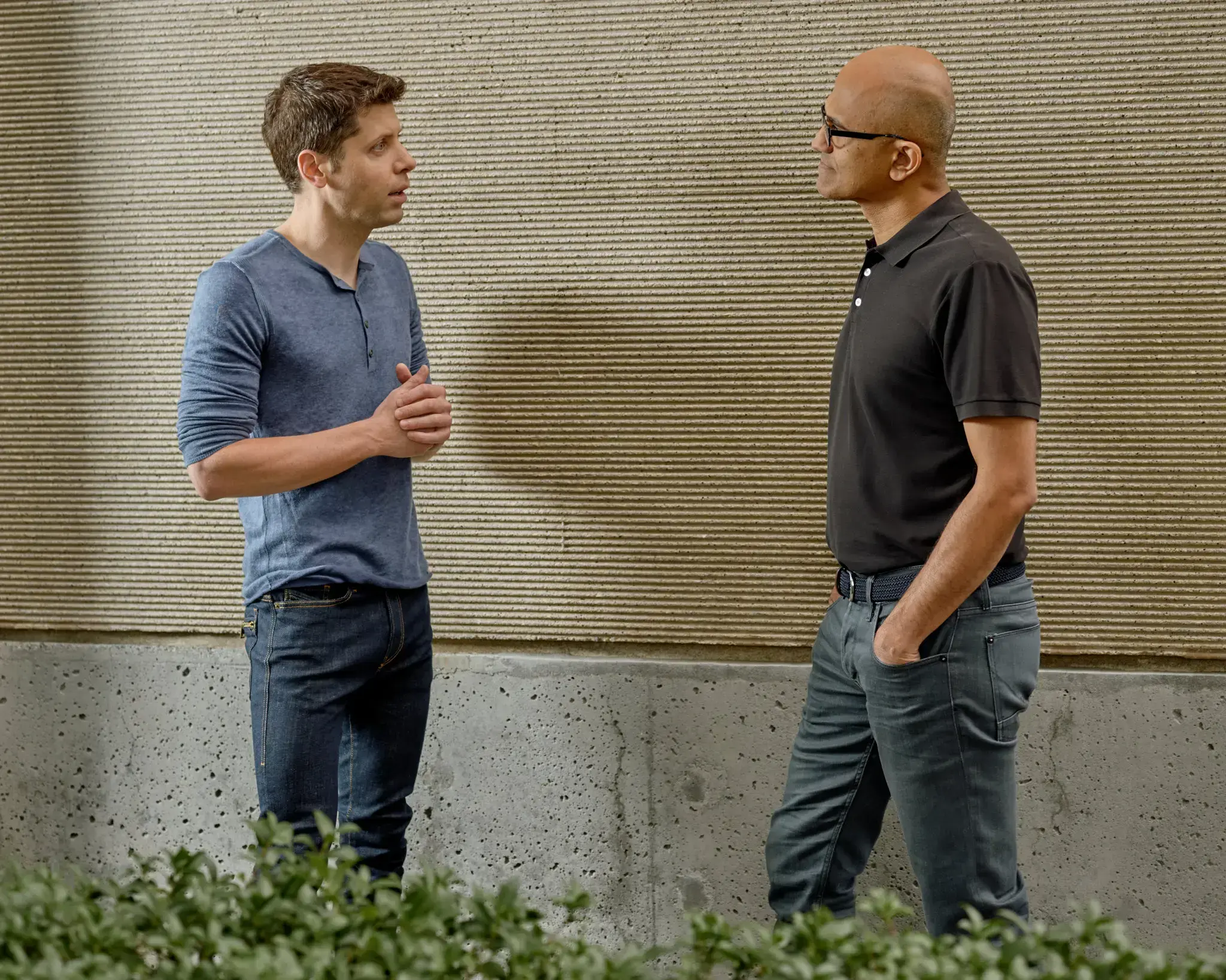 Sam Altman (CEO di OpenAI) e Satya Nadella (CEO di Microsoft). Crediti: Ian C. Bates for The New York Times.